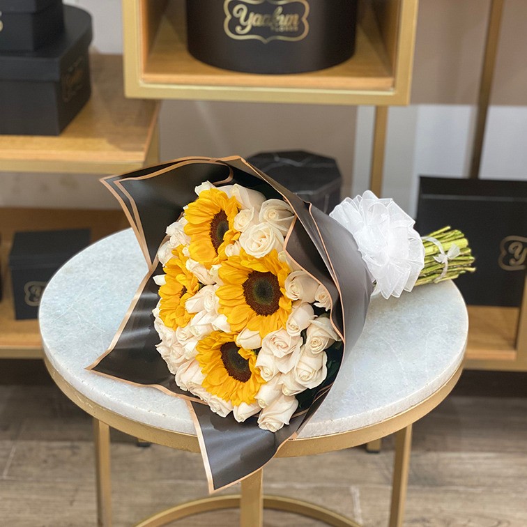 Ramo de 50 rosas blancas y 4 girasoles con papel coreano