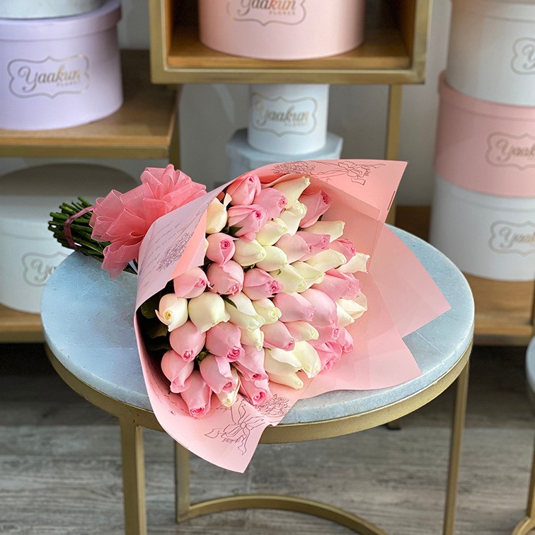 Ramo de 50 rosas blancas y rositas con papel coreano