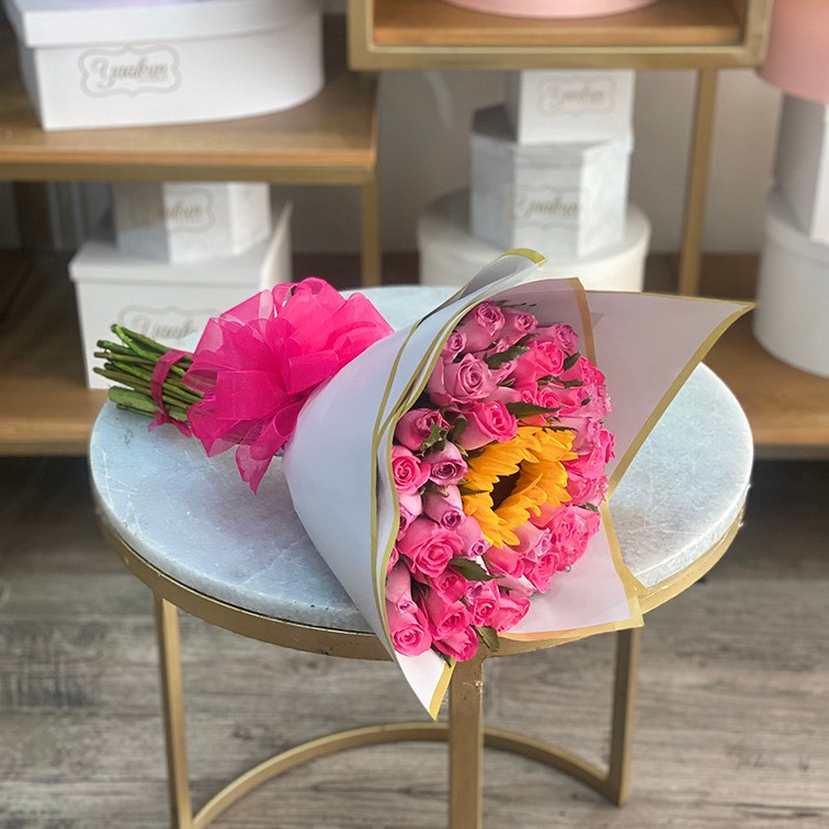 Ramo de 50 rosas lila, fucsia & 1 girasol