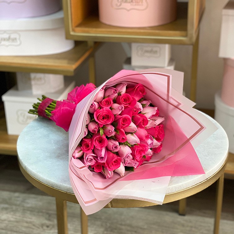 Ramo de 50 rosas lila & fucsia con papel coreano