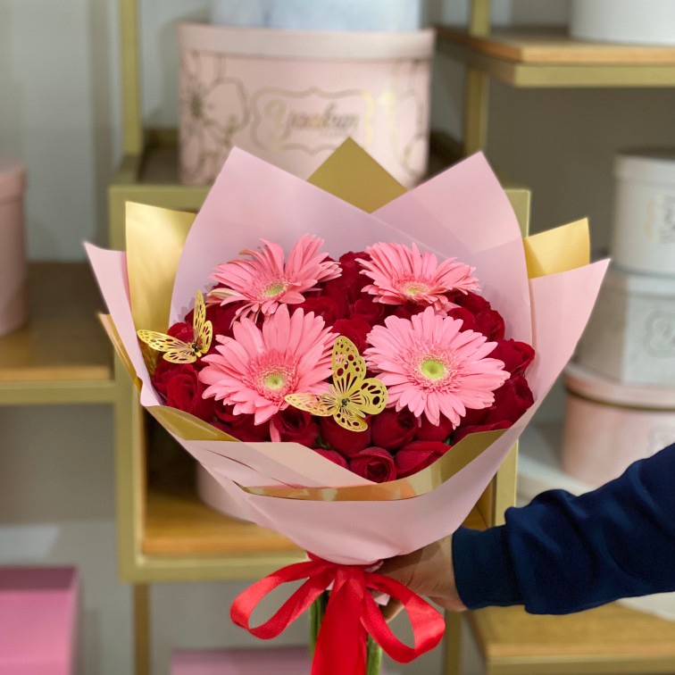 Ramo de 50 rosas rojas con 4 gerberas y 2 mariposas