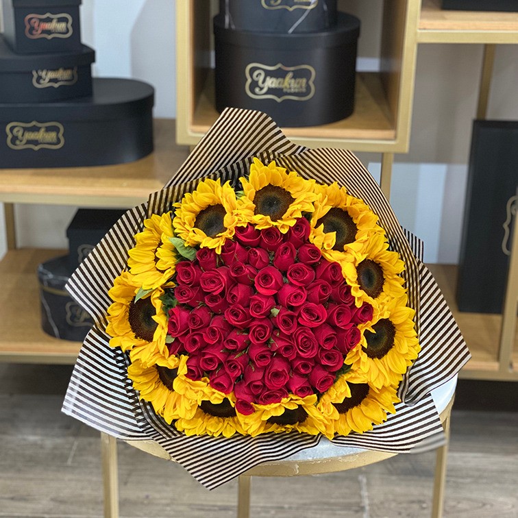 Ramo de 50 rosas rojas y 10 girasoles