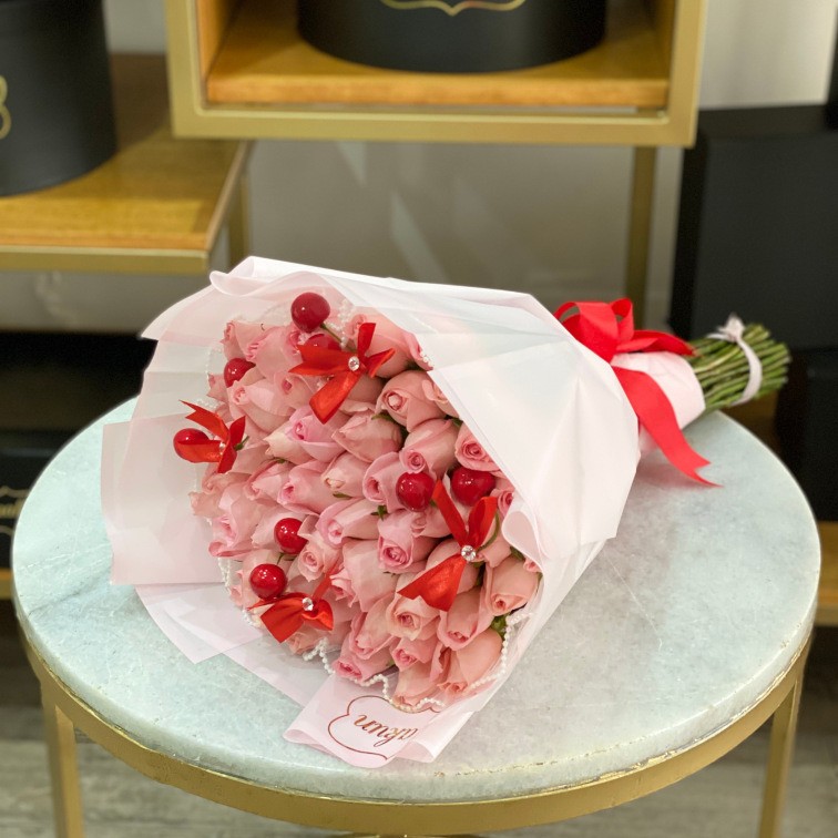 Ramo de 50 rosas rositas con cerezas y papel coreano
