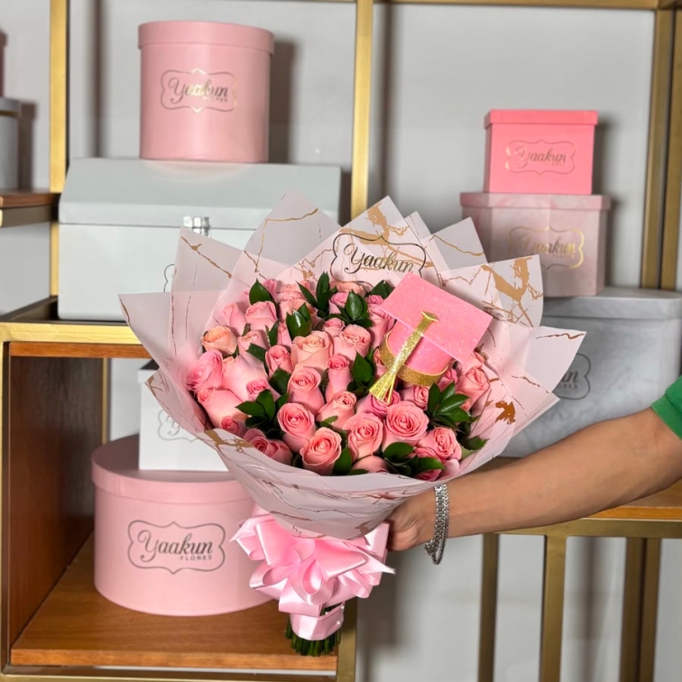 Ramo de 50 rosas rositas con ruscus congratulations