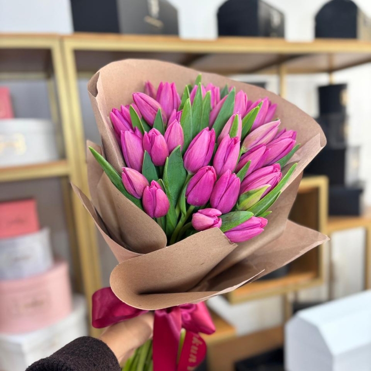 Ramo de 50 tulipanes rositas fuerte con papel craft