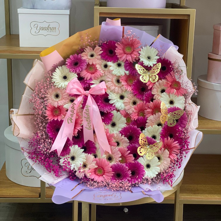 Ramo de 60 gerberas en tonos rosa con gypso y papel coreano