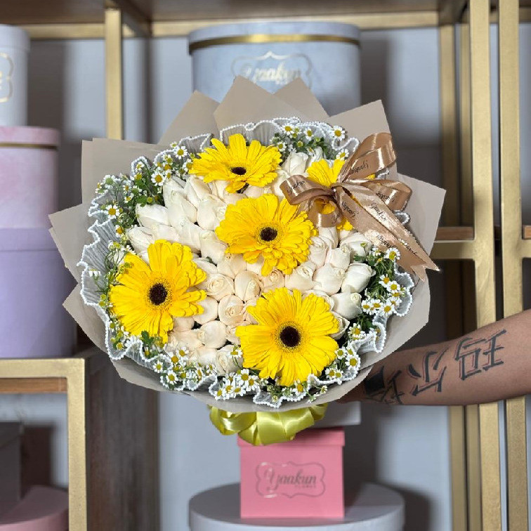 Ramo de 75 rosas blancas con 6 gerberas y manzanilla