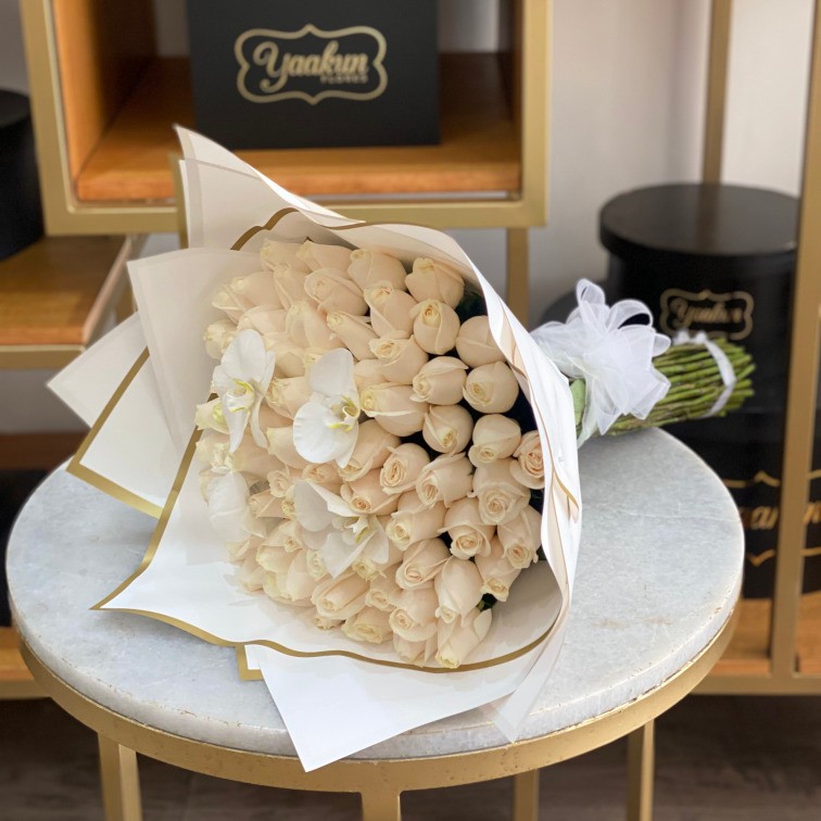 Ramo de 75 rosas blancas y 4 orquideas phalenosis con papel coreanos