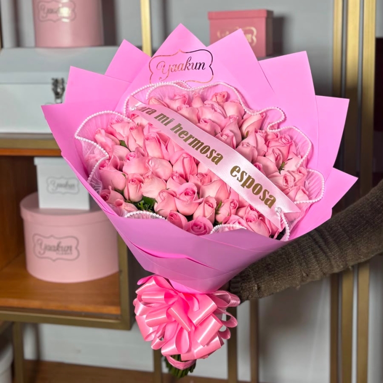 Ramo de 75 rosas rositas con malla y papel coreano