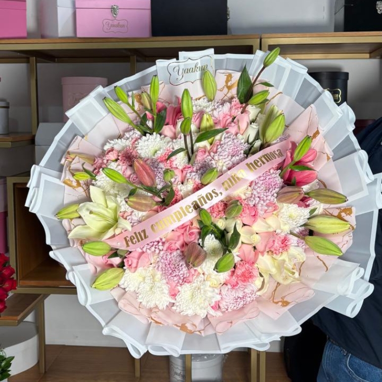 Ramo de 75 rosas, roxanas, valtica y lilis con papel coreano
