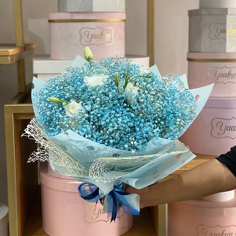 Ramo de gypso azul con toques de lisianthus y papel coreano