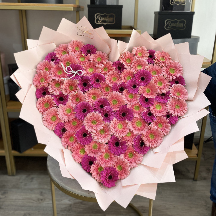 Ramo en forma de corazon con gerbera rosita y fucsia con papel coreano