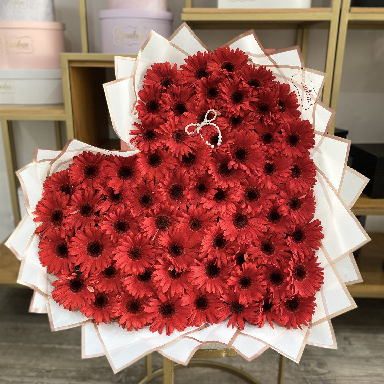 Ramo en forma de corazon de gebera roja y papel coreano