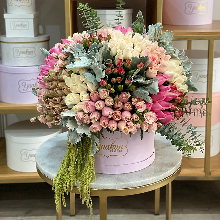 Rosas en caja circular lila tierno encanto