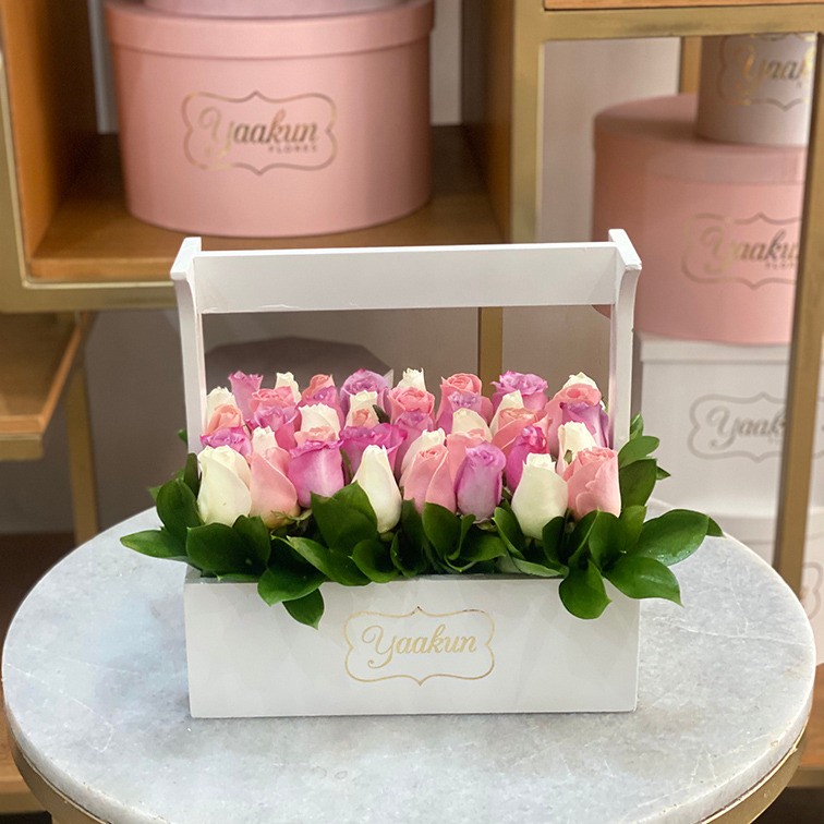 Rosas en caja tipo canasta jardinera yaakun colores