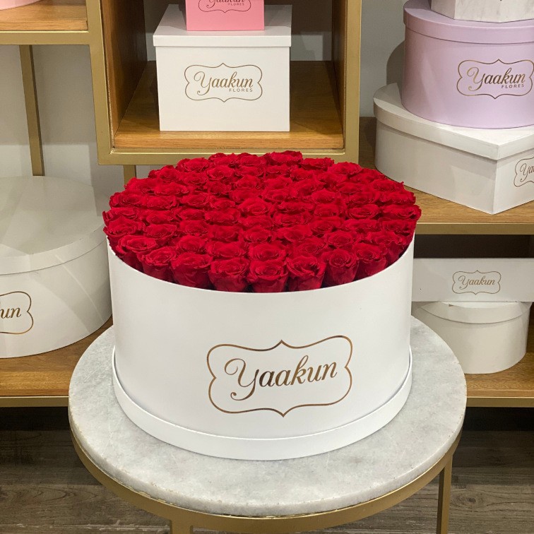 Rosas eternas caja circular blanca mediana de madera rosa roja