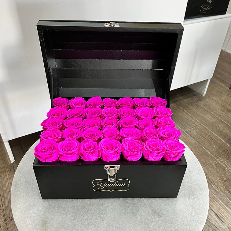 Rosas eternas cofre mediano negro con rosas fucsias