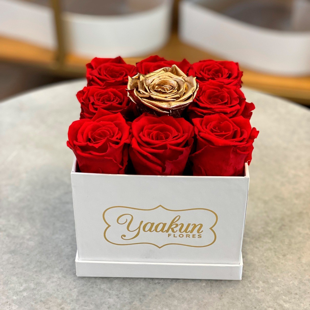 Rosas eternas en caja blanca chica cuadrada amor gold