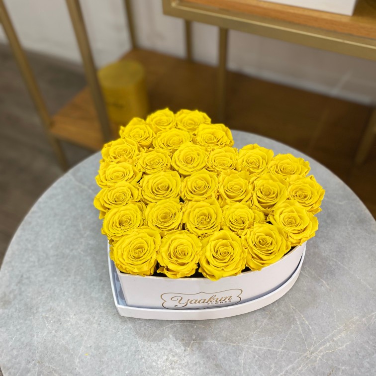 Rosas eternas en caja corazón blanca con rosas amarillas