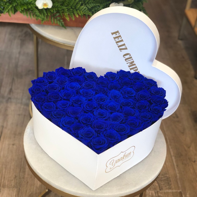 Rosas eternas en caja corazón blanco con rosas azules