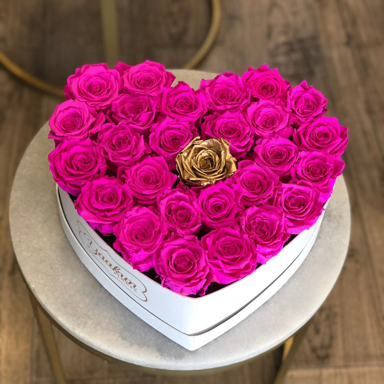 Rosas eternas en caja corazón blanco con rosas fucsia y una dorada al centro