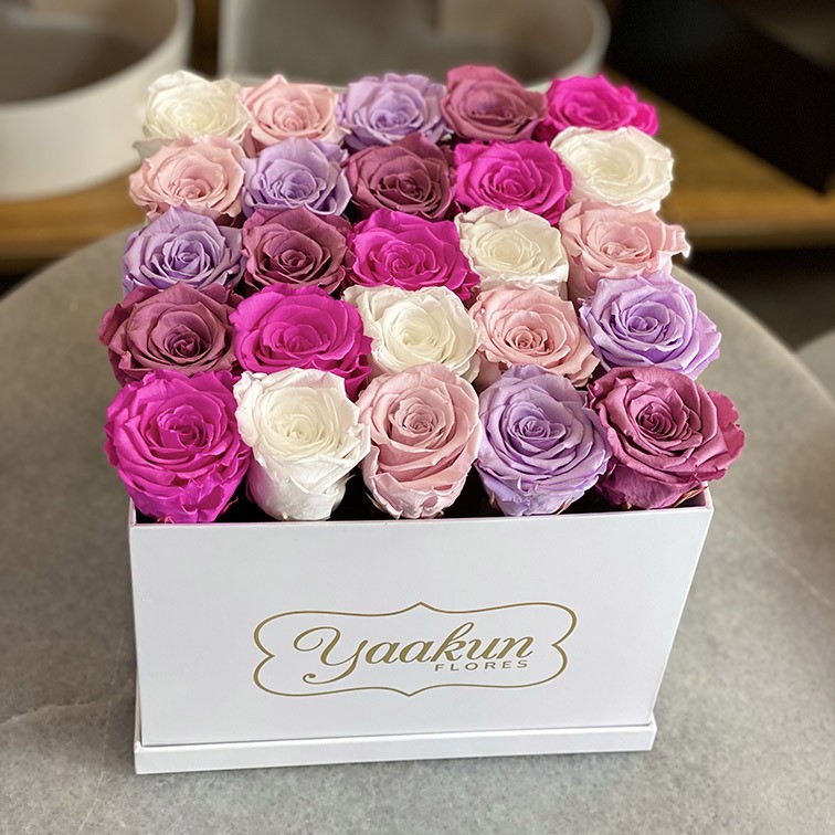 Rosas eternas  en caja cuadrada blanca degrade escalonado