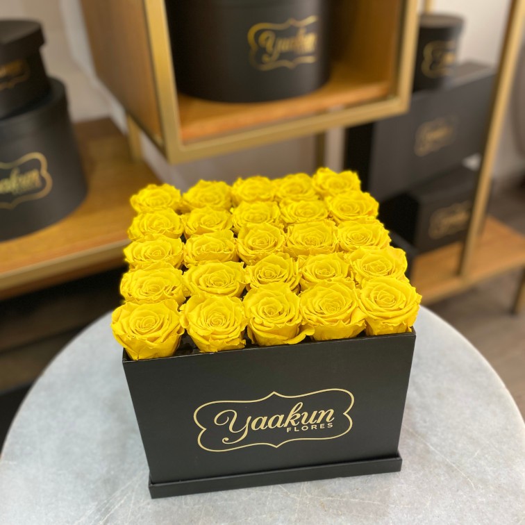 Rosas eternas en caja cuadrada con rosas amarillas