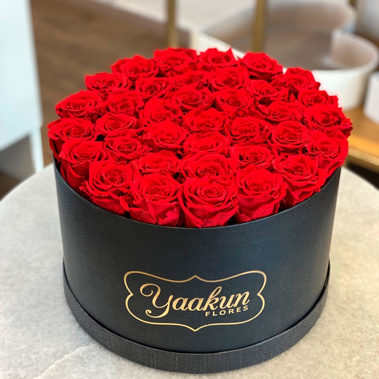 Rosas eternas en caja negra circular rosas rojas