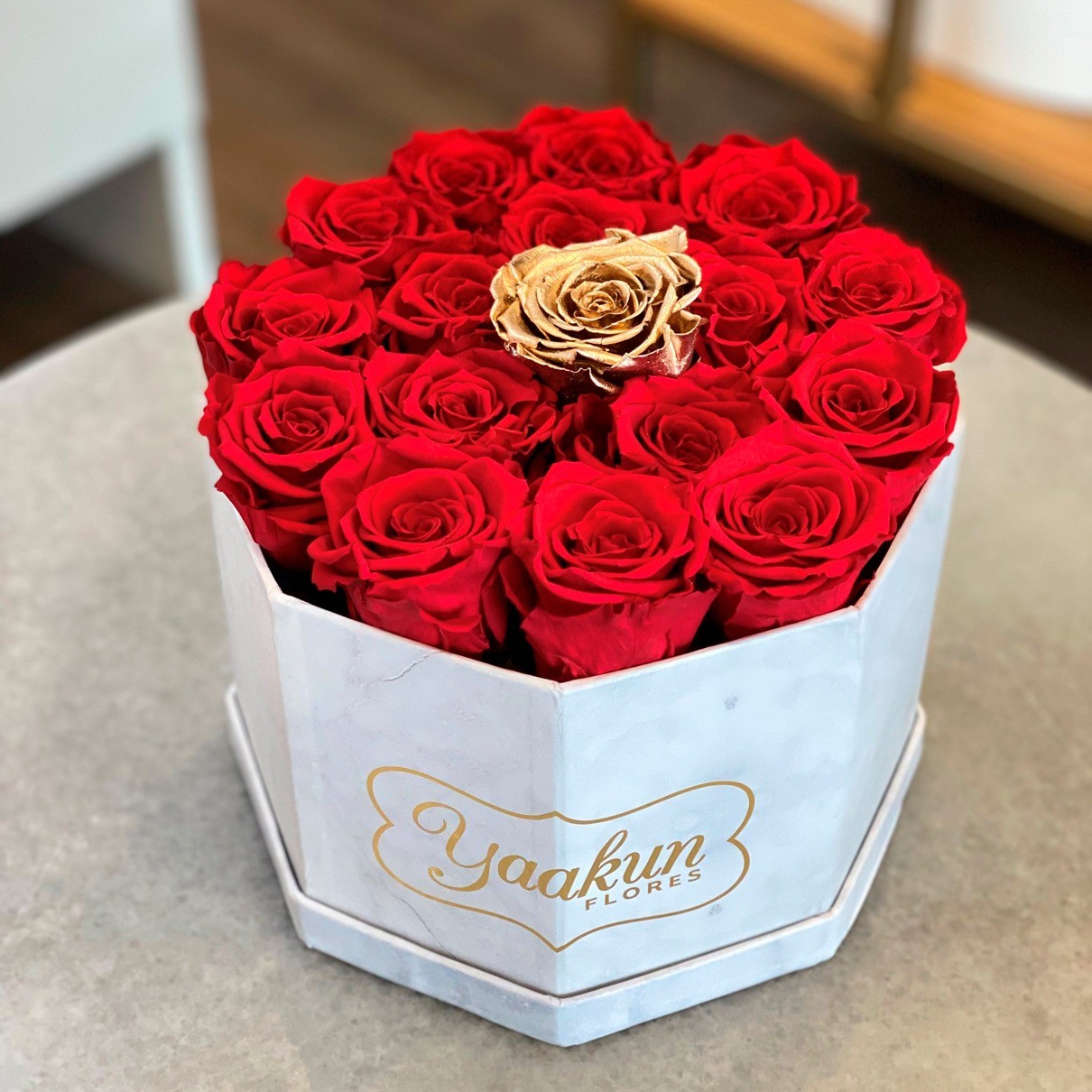 Rosas eternas en caja octagonal amor gold