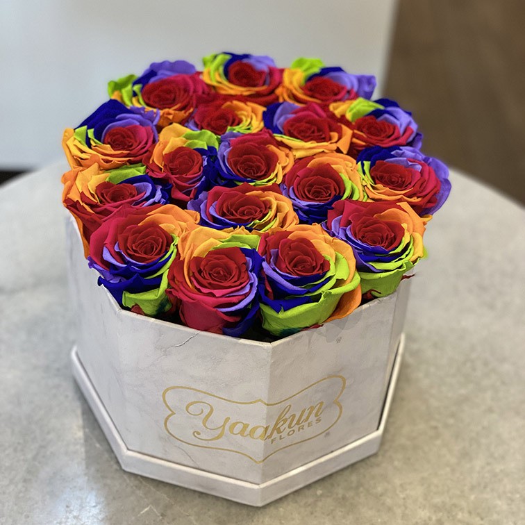 Rosas eternas en caja octagonal blanca marmoleada arcoiris intenso