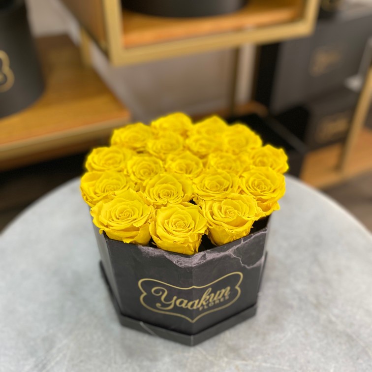 Rosas eternas en caja octagonal con rosa amarilla
