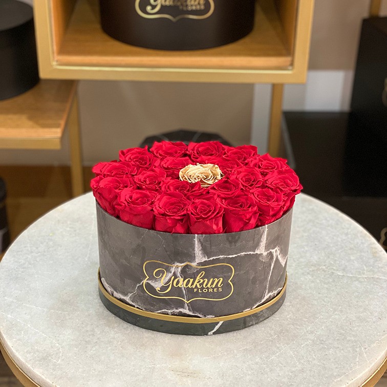Rosas eternas en caja ovalada amor gold