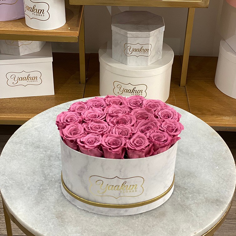 Rosas eternas en caja ovalada blanca marmoleada rosas rosa palo