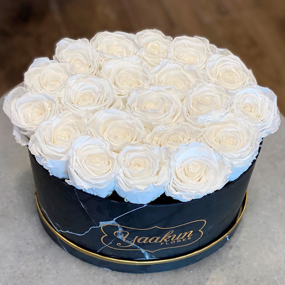 Rosas eternas en caja ovalada negra rosas