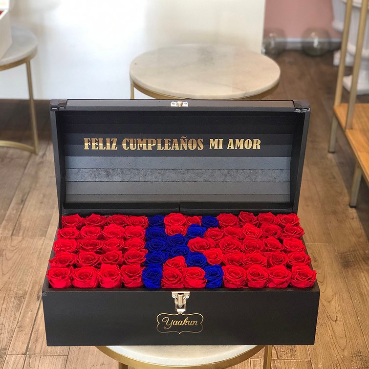 Rosas eternas en cofre grande negro  con rosas rojas y azules