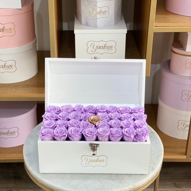 Rosas eternas en cofre mediano blanco con rosas lilas & detalle dorado