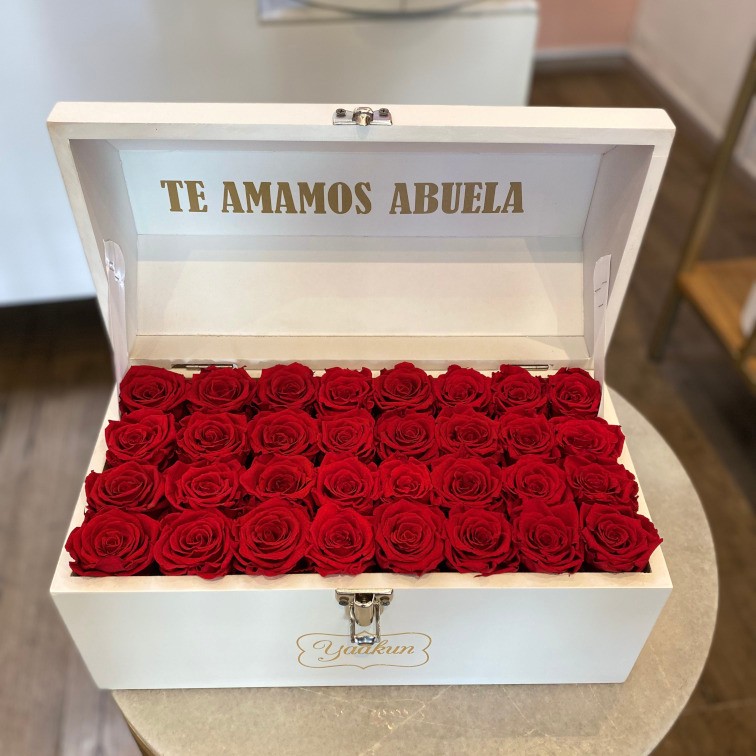 Rosas eternas en cofre mediano blanco con rosas rojas