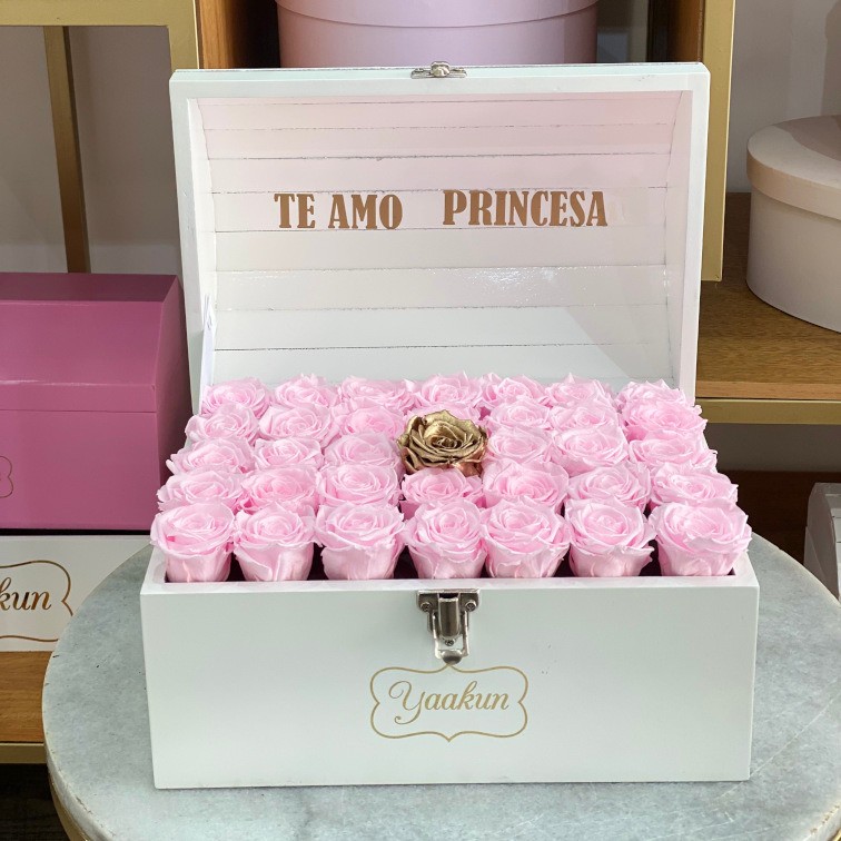 Rosas eternas en cofre mediano blanco con rosas rosa pastel y una dorada al centro