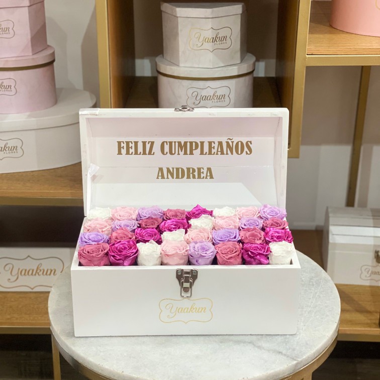 Rosas eternas en cofre mediano blanco degrade escalonado
