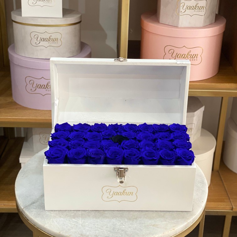Rosas eternas en cofre mediano blanco rosas azules