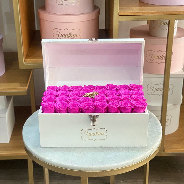 Rosas eternas en cofre mediano blanco rosas fucsia con una dorada al centro