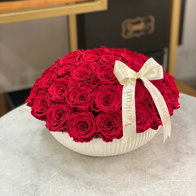 Rosas eternas en tazon circular con rosa roja