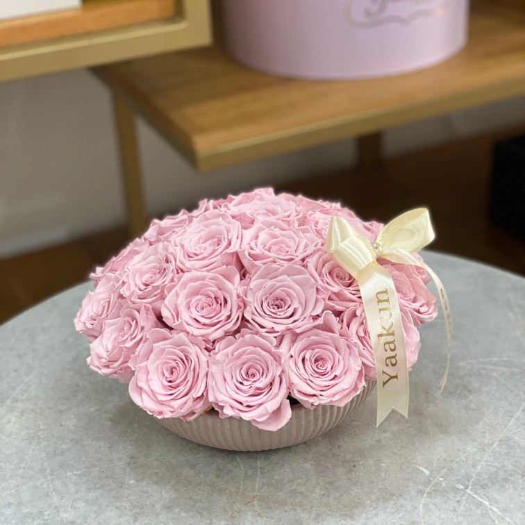 Rosas eternas en tazon con rosas rosa pastel