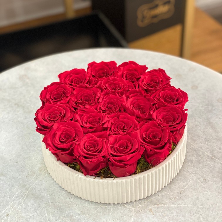Rosas eternas en tazon  grande blanco con rosa roja
