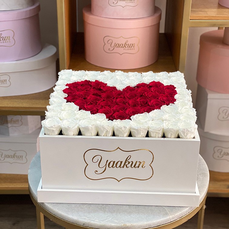 Rosas eternas maxicaja blanca con rosas corazón rojo contorno blanco