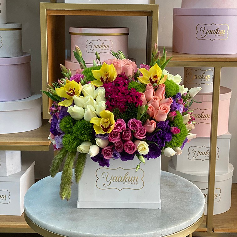 Rosas, tulipanes & lisianthus en caja blanca día colorido