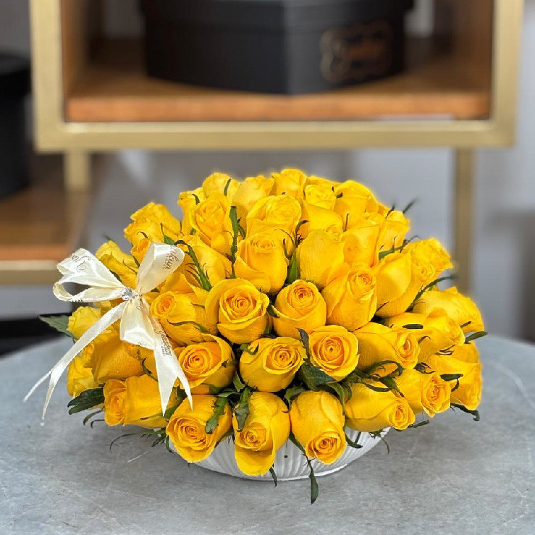 Tazón blanco con 100 rosas amarillas