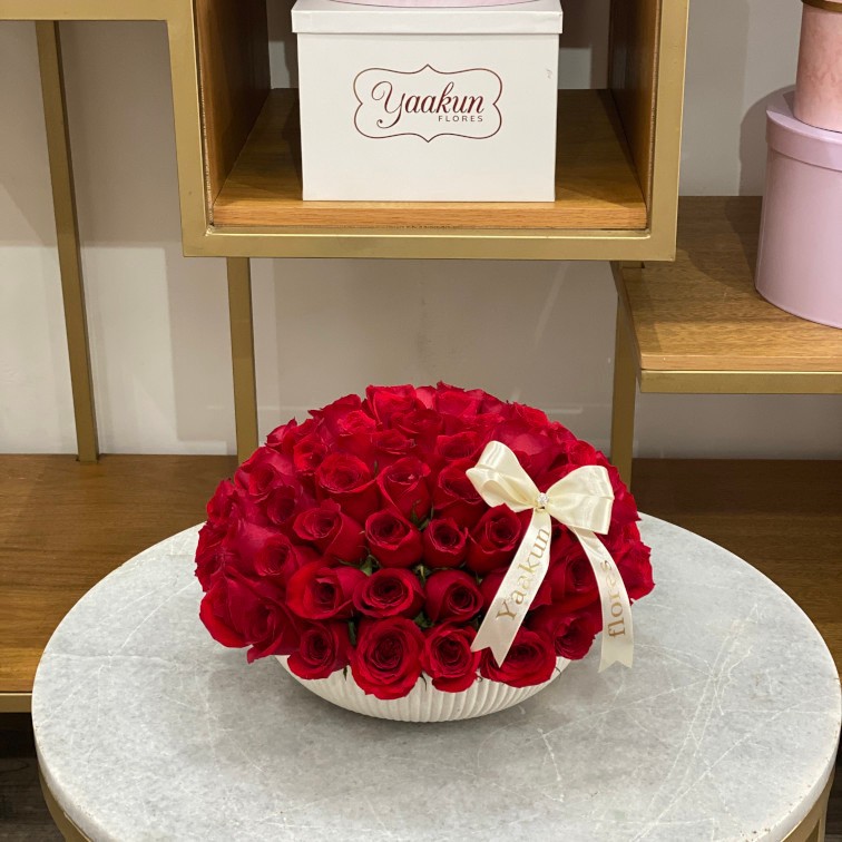 Tazon blanco con 100 rosas rojas