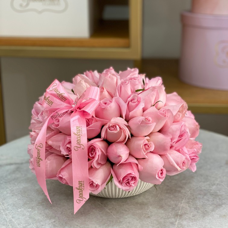 Tazón blanco con 80 rosas rositas