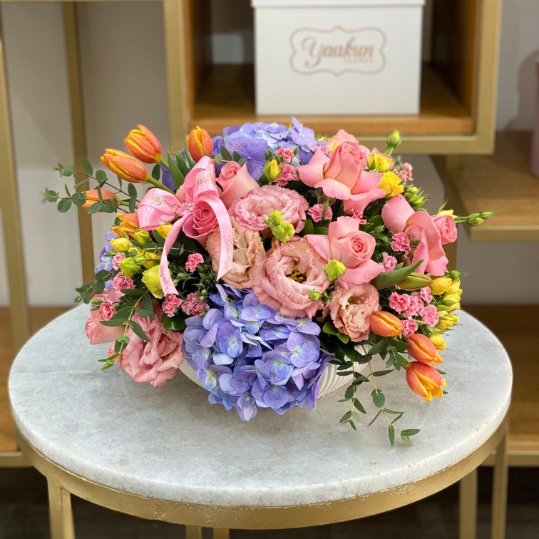 Tazon blanco con hortencias, 24 rosas, lisianthus, baby rose, tulipanes y guny